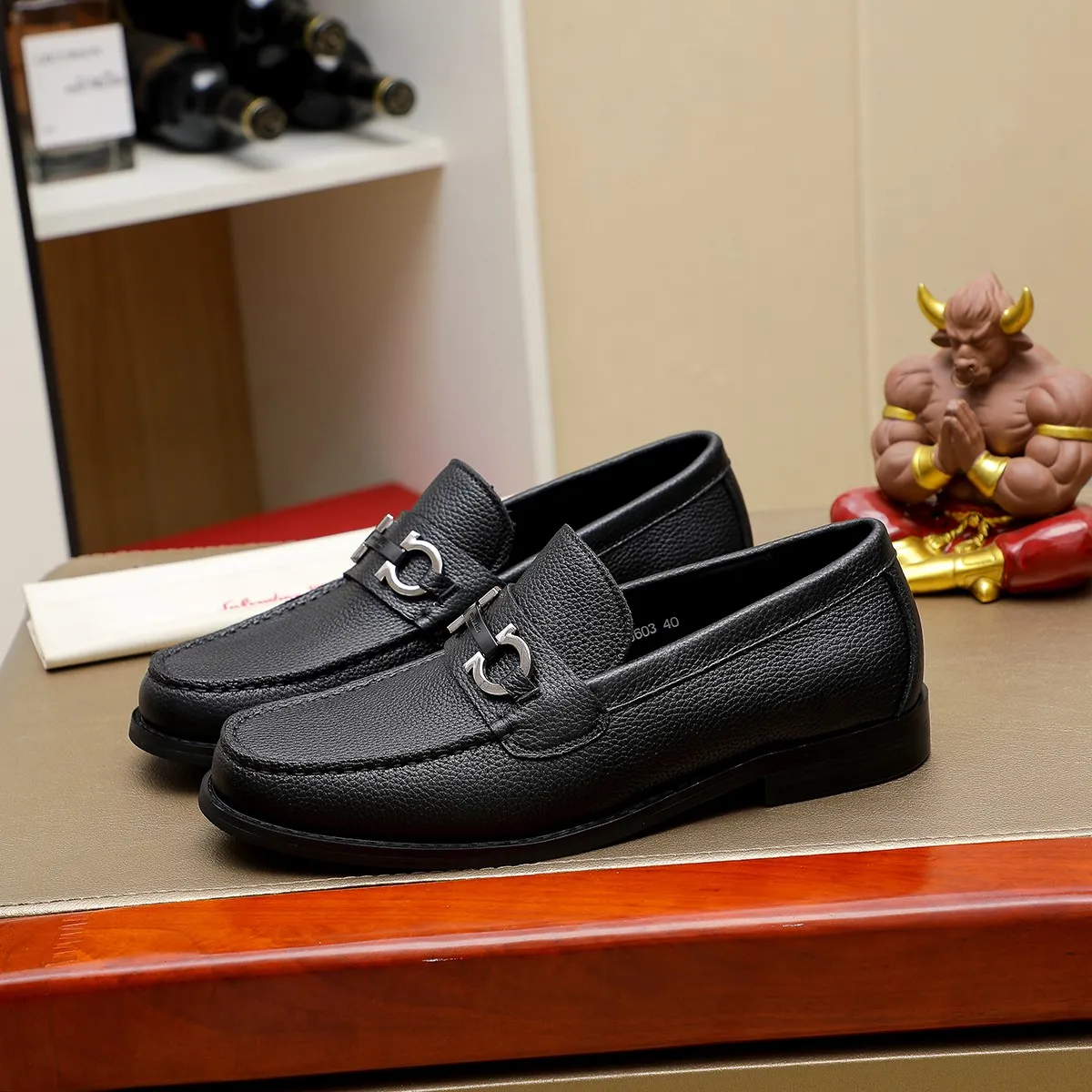 Men's shoes 💰460 🔥 Ferragamo new men's casual slip-on shoes 🇨🇳 Official website original 1:1 mold, original quality 💯 fine workmanship, high-end luxury ☘ The upper is made of imported Italian first-layer cowhide 🌴 Luxurious water dyeing 🐂 Leather lining 🍓 Rubber wear-resistant and non-slip outsole, breathable and comfortable to wear 🍍 The first choice for high-taste men, color optional! Code number 38-44 (45.46. Customized)